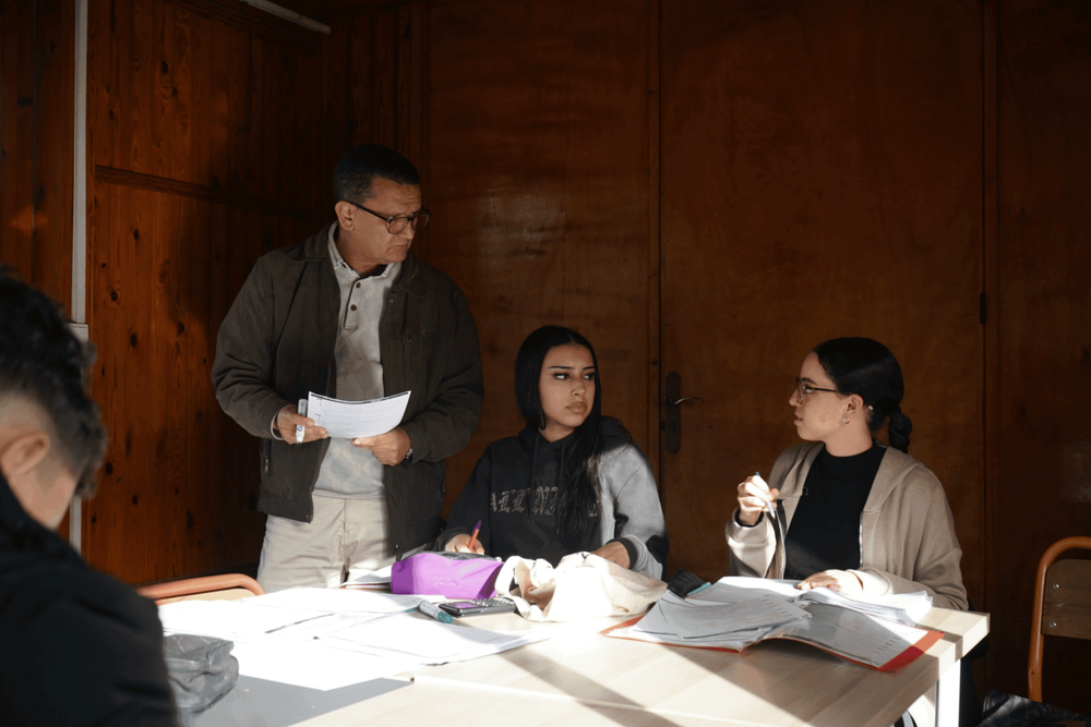 Teacher explaining to a class